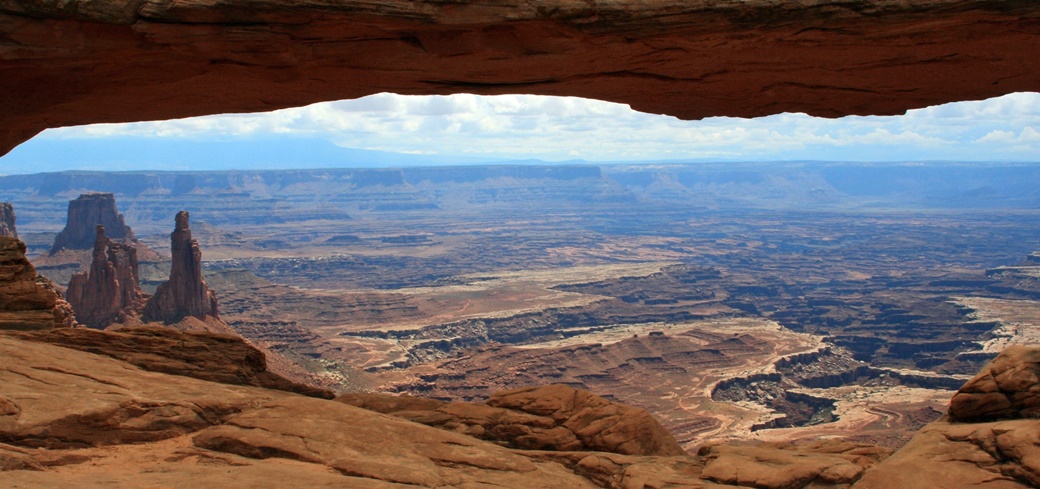 View from Mesa Arch in Canyonlands National Park | © Frank Kovalchek