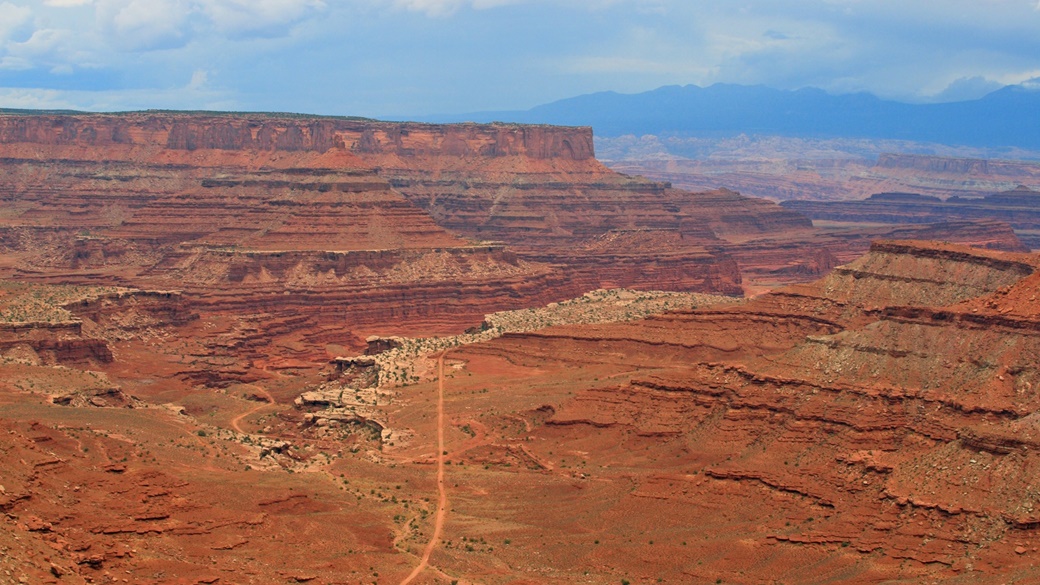 Shafer Canyon Overlook in Canyonlands National Park | © Frank Kovalchek